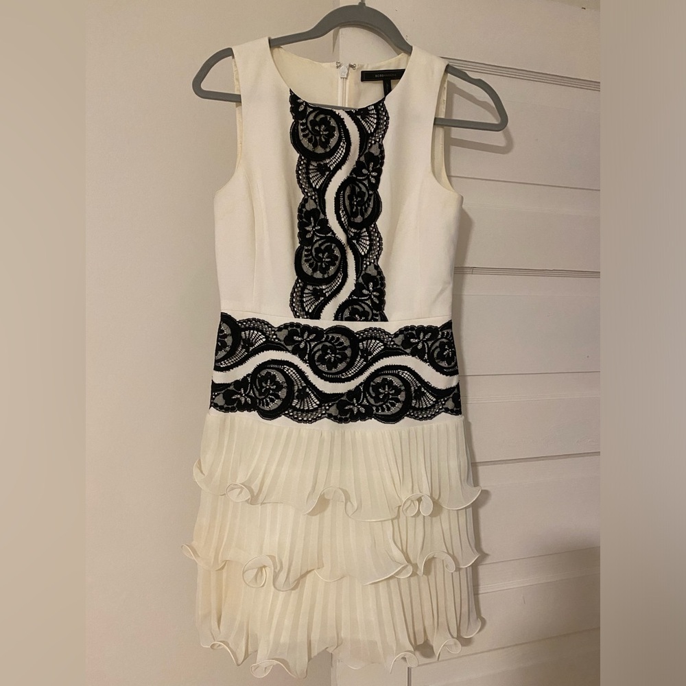 Knee high pretty white BCBGMAXAZARIA